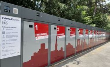 Ab sofort können Fahrradboxen wie hier in Benrath an vier Bahnhöfen über die Fahrrad-Station-App reserviert und gebucht werden. Foto: Amt für Verkehrsmanagement 