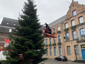 Wie hier auf dem Marktplatz am Rathaus stellt die Stadt an insgesamt neun öffentlichen Plätzen Weihachtsbäume auf, die unter anderem mit LED-Lichterketten geschmückt werden; Foto: Landeshauptstadt Düsseldorf