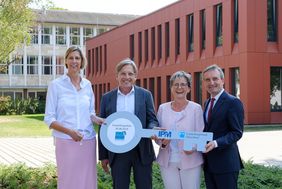 Schulleiterin Barbara Maerker, IPM-Chef Dr. Heinrich Labbert, Schulverwaltungsamtsleiterin Dagmar Wandt und Oberbürgermeister Thomas Geisel (v.l.) bei der symbolischen Schlüsselübergabe © Landeshauptstadt Düsseldorf/Uwe Schaffmeister 