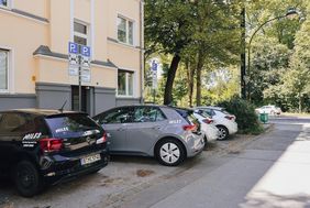 Die Carsharing-Parkplätze der Mobilitätsstation Engerstraße sind zum Teil elektrifiziert © Connected Mobility Düsseldorf 