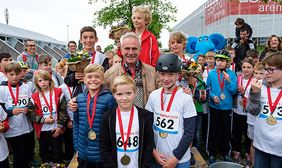 Burkhard Albes, Vorsitzender des Sportausschusses, zeichnete die teilnehmenden Kinder mit Medaillen aus. 