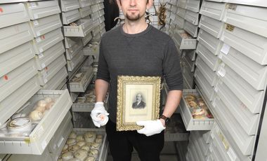 Sammlungskurator Dr. Stefan Curth inmittenb der Löbbecke-Sammlung des Aquazoo Löbbecke Museum 