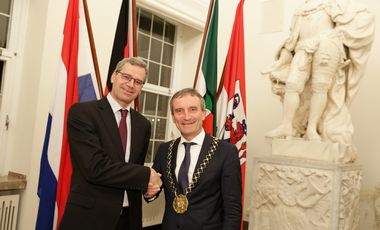 Oberbürgermeister Thomas Geisel empfing den neuen niederländischen Generalkonsul, Peter Schuurman, im Jan-Wellem-Saal des Rathauses. Foto: Ingo Lammert