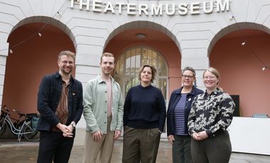 Stellten das Theaterprojekt vor: (v.l.) Dr. Sascha Förster (Theatermuseum),  Regisseur Marvin Wittiber, Astrid Hirsch-von Borries (Mahn- und Gedenkstätte) sowie Susanne Kaufmann und Marina Friemelt (Amt füt Gleichstellung und Antidiskriminierung)