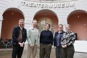 Stellten das Theaterprojekt vor: (v.l.) Dr. Sascha Förster (Theatermuseum),  Regisseur Marvin Wittiber, Astrid Hirsch-von Borries (Mahn- und Gedenkstätte) sowie Susanne Kaufmann und Marina Friemelt (Amt füt Gleichstellung und Antidiskriminierung)