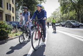 Das Archivbild zeigt Oberbürgermeister Thomas Geisel bei einer Radtour gemeinsam mit Heribert Schäfer vom Amt für Verkehrsmanagement im Sommer 2019. Archivfoto: Melanie Zanin