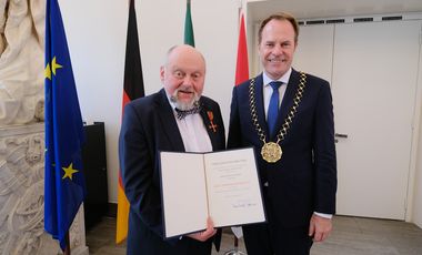 Oberbürgermeister Dr. Stephan Keller hat Michael Riemer das Verdienstkreuz am Bande des Bundesverdienstordens der Bundesrepublik Deutschland im Rahmen eines Empfangs im Düsseldorfer Rathaus überreicht.