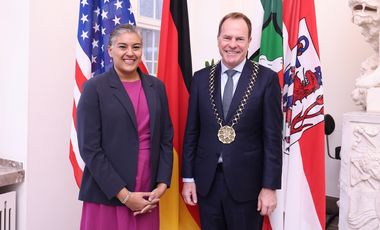 Oberbürgermeister Dr. Stephan Keller und die amerikanische Generalkonsulin Preeti V. Shah beim Antrittsbesuch im Rathaus. Foto: David Young