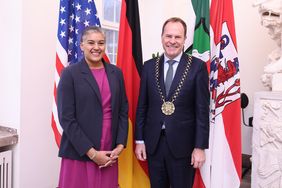 Oberbürgermeister Dr. Stephan Keller und die amerikanische Generalkonsulin Preeti V. Shah beim Antrittsbesuch im Rathaus. Foto: David Young