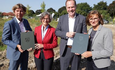 SWD-Geschäftsführer Klaus Feldhaus, Ina Scharrenbach (NRW-Ministerin für Heimat, Kommunales, Bau und Digitalisierung), OB Dr. Stephan Keller und SWD-Geschäftsführerin Dr. Eva-Maria Illigen-Günther (v.l.n.r.). Foto: SWD/David Young