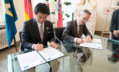 Kensaku Morita (l.), Gouverneur der Präfektur Chiba, und OB Thomas Geisel unterzeichneten im Rathaus feierlich den offiziellen Partnerschaftsvertrag. Foto: Michael Gstettenbauer