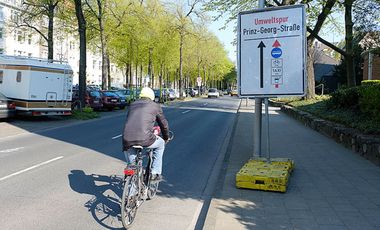 Hinweis auf die Umweltspuren vor deren Einrichtung auf der Prinz-Georg-Straße.