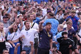 Englische Fans bejubeln den Siegtreffer ihres Teams in der Fan Zone Burgplatz - sie dürfen nun am 6. Juli in Düsseldorf weiter feiern. Foto: David Young