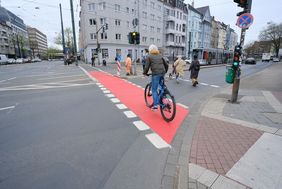 Mehr Sicherheit durch Sichtbarkeit für Radfahrende sollen die neuen roten Radwege an 13 Kreuzungen bieten. Foto: Michael Gstettenbauer 