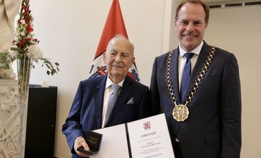 Dan Georg Bronner (l.) und Oberbürgermeister Dr. Stephan Keller. Foto: Landeshauptstadt Düsseldorf/Ingo Lammert