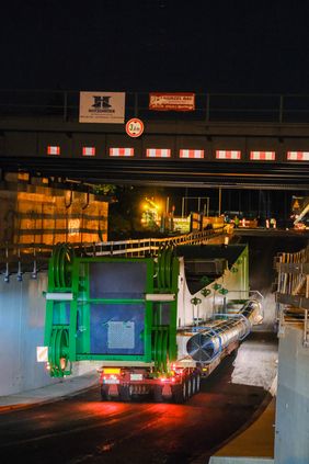 In der Nacht von Donnerstag auf Freitag hat an der jetzt tiefer gelegten Bamberger Straße der erste Schwertransport eines Kranes der Firma Konecranes die ausgebaute Unterführung unter den Bahngleisen befahren; Foto: Michael Gstettenbauer