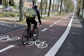 Foto von einem Radfahrer der auf dem neuen Radweg fährt