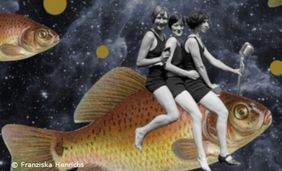 Grafik mit dunklem Hintergrund, goldfarbenen Fischen im Vordergrund. Auf einem dieser Fische sitzen drei Frauen in historischen Badekostümen.