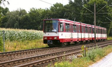 Die K-Bahn unterwegs zwischen Düsseldorf und Krefeld. Foto: Rheinbahn
