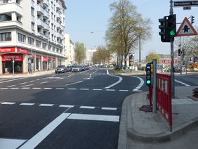 Foto von der Kreuzung Worringer Straße/Gerresheimer Straße mit neuen Radverkehrsanlagen.