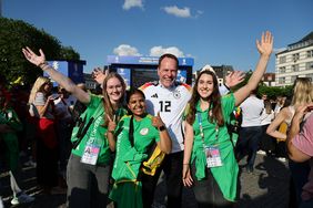Oberbürgermeister Dr. Stephan Keller - hier mit drei Volunteers - schaute sich das Deutschland-Spiel in der Fan Zone Burgplatz an. Foto: Uwe Erensmann