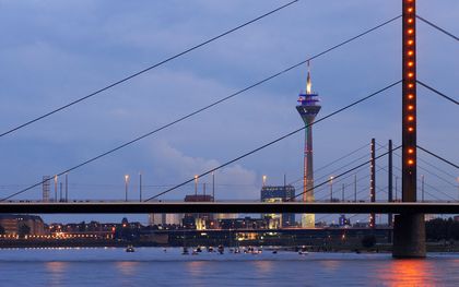 Vue nocturne sur le Rhin et dans port des médias