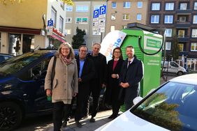 Zur Mobilitätsstation gehört auch eine Schnellladesäule: David Rüdiger, CMD, Charlotte Beissel, Stadtwerke, Mobilitätsdezernent Jochen Kral, Verkehrsminister Oliver Krischer und Bezirksbürgermeisterin Annette Klinke (v.r.). Foto: Ingo Lammert