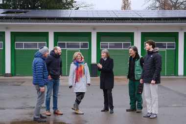 Kämmerin Dorothée Schneider (3.v.r.) mit Mitarbeitenden des Amtes für Gebäudemanagement (v.l.) Radoslav Avramov, Björn Nemak, Birgit Lilienbecker, Richard Teske und Aymen Abdelkefi bei der neuen PV-Anlage am Friedhof Stoffeln. Foto: Gstettenbauer