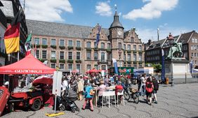 Der Marktplatz mit Streetfood-Ständen des Europatags