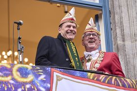 Oberbürgermeister Dr. Stephan Keller (l.) mit CC-Präsident Lothar Hörning gut gelaunt  auf dem Rathausbalkon