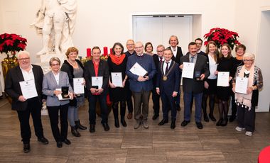 Die Preisträgerinnen und Preisträger des Martinstalers 2018 mit Oberbürgermeister Thomas Geisel im Rathaus.