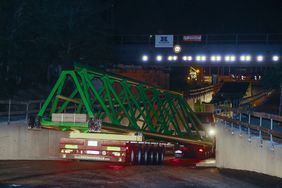 In der Nacht von Donnerstag auf Freitag hat an der jetzt tiefer gelegten Bamberger Straße der erste Schwertransport eines Kranes der Firma Konecranes die ausgebaute Unterführung unter den Bahngleisen befahren; Foto: Michael Gstettenbauer